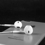 Apple original wired earphones showcase excellent sound quality and native support charm, as well as adaptability advantages